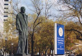 [photo, Thurgood Marshall statue, by Reuben Kramer, Garmatz Federal Courthouse, West Pratt St., Baltimore, Maryland]